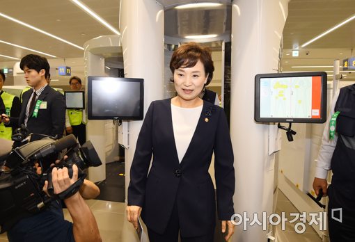 [포토]인천공항 제2여객터미널서 전신검색대 체험하는 김현미 장관
