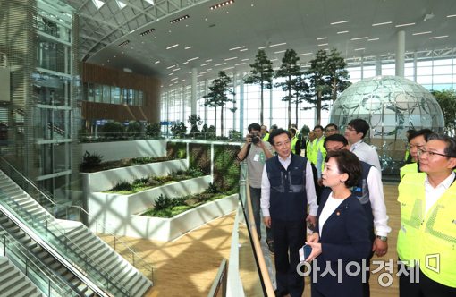 [포토]인천공항 제2여객터미널 둘러보는 김현미 장관