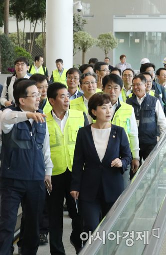 [포토]인천공항 제2여객터미널 점검하는 김현미 장관
