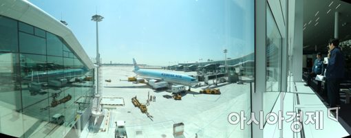 [포토]인천국제공항 제2여객터미널 활주로 항공기 접안