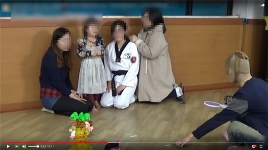 아동학대 혐의로 고발하기로 한 유튜브 채널 운영자의 방송장면/사진=세이브더칠드런 제공