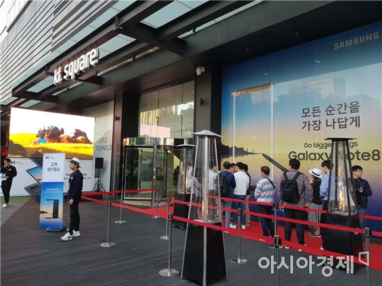 [르포]"갤노트, 대체할 폰이 없다"…손꼽아 기다린 3040(종합)