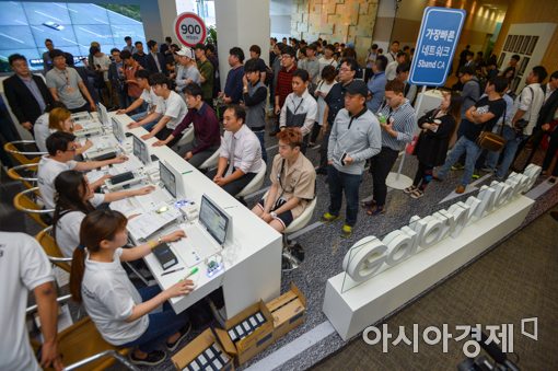 [포토]갤럭시노트8 '드디어 개통 시작!'