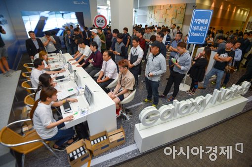 [포토]갤럭시노트8 개통 '기다림'
