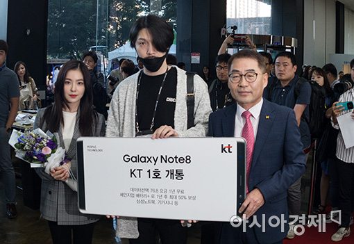 [포토]레드벨벳과 함께하는 갤럭시노트8 개통행사