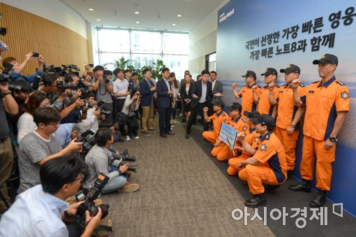 [포토]소방관과 함께하는 갤럭시노트8 개통식