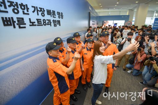 [포토]SK텔레콤 갤럭시노트8 1호개통은 소방관