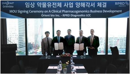 (시계 방향으로) 오리엔트바이오 김상년 부사장, 장재진 회장, 위스콘신 주지사 Scott Walker, RPRD사 CEO Ulrich Broeckel, CBOCarter Cliff