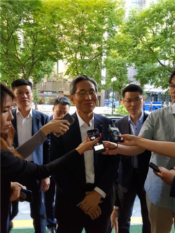 내분 수습한 윤종규, 노사갈등 시험대