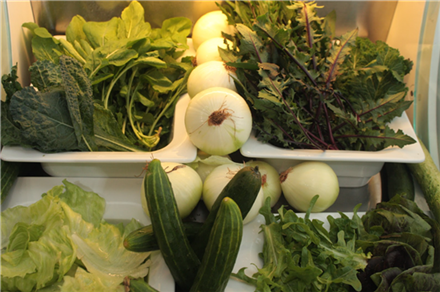여러 종류의 채소가 놓인 투고샐러드 냉장 진열대.