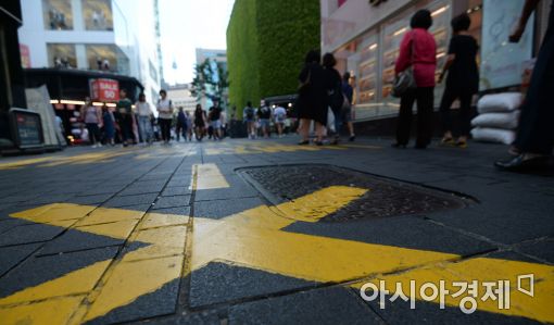 '사드 치명타' 롯데百의 몸부림…업계 최초 11월 정기휴무도 없앴다