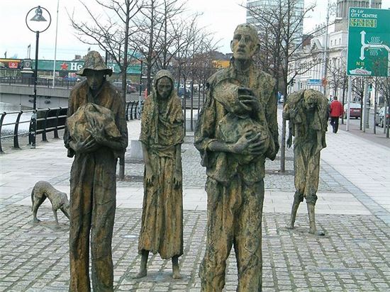 아일랜드 더블린에 세워진 대기근 기념 동상. 1847년, 감자흉작으로 대기근에 빠졌던 아일랜드 주민들을 상기시키는 동상이다.(사진=위키피디아) 