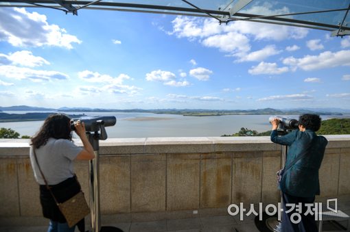 [포토]북한 바라보는 관광객들