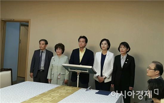 왼쪽부터 이희석 한국유치원총연합회(한유총) 수석부이사장, 최정혜 한유총 이사장, 안민석 더불어민주당 의원, 유은혜 더민주 의원, 박춘란 교육부차관