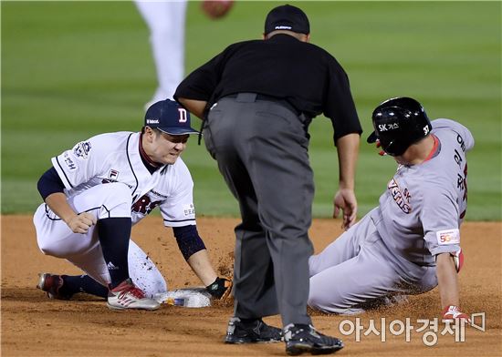 [포토]최주환, '2루는 어림없어'