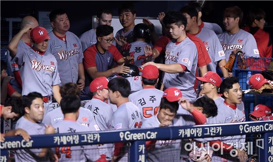 [포토]최항의 적시타로 앞서가는 SK 와이번스