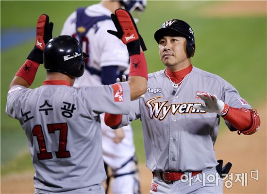 [포토]김강민, '장원준 무너뜨린 투런포'