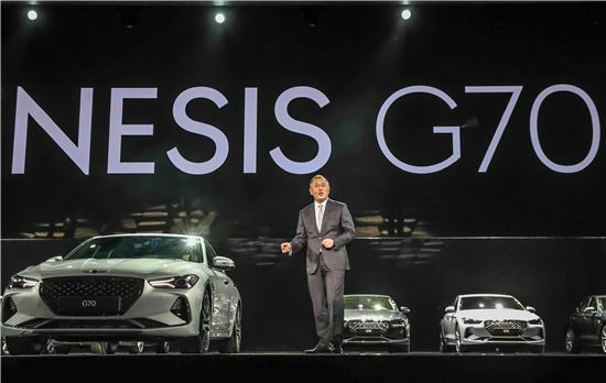 정의선 현대차 부회장이 지난해 9월15일 제네시스 G70 론칭행사에서 차량을 소개하고 있다.