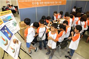 한국에너지공단과 한화가 개최한 '에너지나눔 소프트웨어 페스티벌'에서 학생들이 태양광 가로등 만들기 체험을 하고 있다.