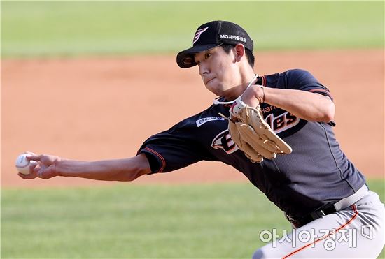 [포토]역투하는 한화 선발 김재영