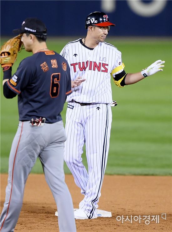 [포토]정성훈, '선두타자 2루타 출루'