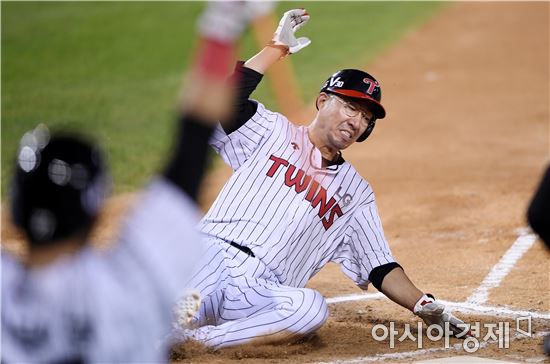 [포토]정성훈, '귀중한 선취 득점'