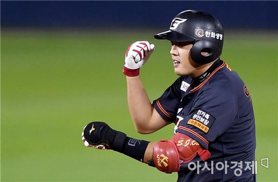 [포토]환호하는 오선진, '경기 내가 뒤집었어'