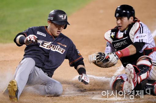 [포토]김회성, '태그업으로 추가 득점 성공'