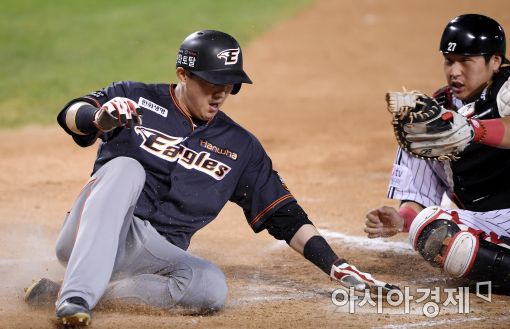 [포토]김회성, '태그업으로 추가 득점 성공'