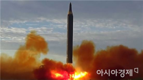 고도 4500km·비행 960km…北 최고기술 'ICBM급 미사일'