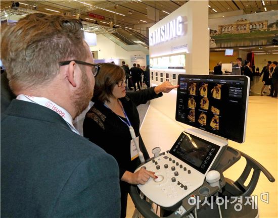 ▲삼성부스를 방문한 참관객이 프리미엄 초음파 영상 장비 WS80A로 '5D Heart™' 시연을 지켜보고 있다.
'5D Heart™'는 선천성 심장병 진단에 필요한 9개의 3D 표준 단면을 한 눈에 볼 수 있게 해주는 기능으로 이번 학회에서 임상유용성 사례가 발표됐다. (제공=삼성전자)
 