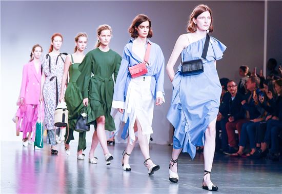 지난 15일(현지시간) 열린 ‘2018 봄·여름 런던패션위크'에서 ’덱케 바이 유돈초이‘ 패션쇼에 참여한 모델들이 덱케 가방을 들고 런웨이를 걷는 모습.