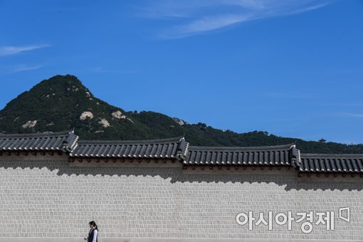 [포토]광화문 담벼락 위에 드리운 가을하늘