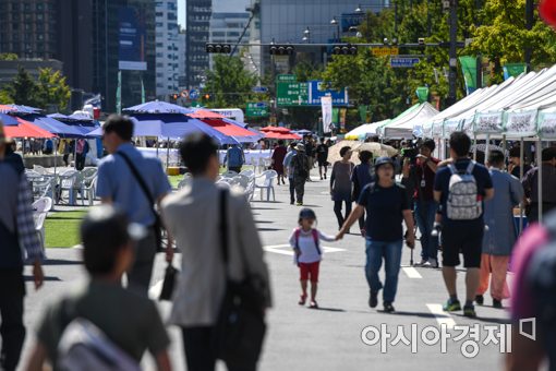[포토]차없는 거리 거니는 시민들