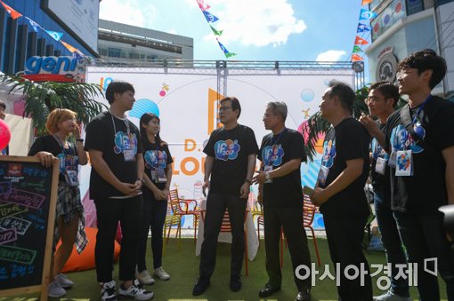 [포토]은행권청년창업재단 관계자들과 대화하는 최종구 위원장-하영구 회장