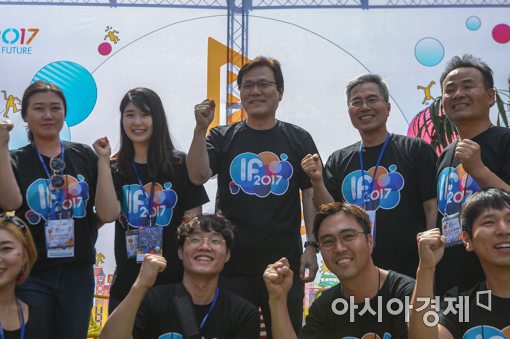 [포토]IF 2017 참가한 최종구 위원장-하영구 회장