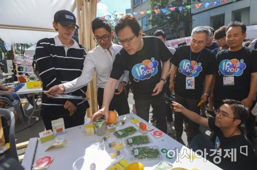 [포토]청년창업 채소가게 방문한 최종구 금융위원장