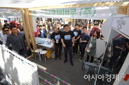 [포토]IF 2017 참여 부스 둘러보는 최종구 위원장