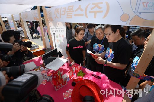 [포토]P2P 보험서비스 업체 방문한 최종구 위원장