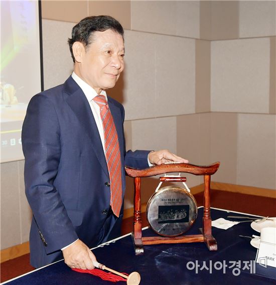윤장현 광주시장, 2017세계인권도시포럼 참석자들에게  ‘꽹과리’선물 화제