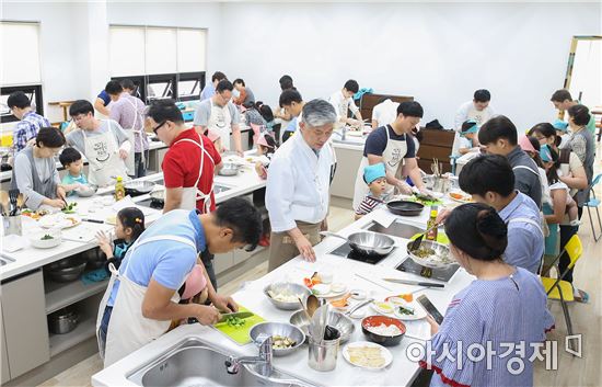 [포토]광주 동구, 아빠와 아이가 함께하는 요리교실 개최