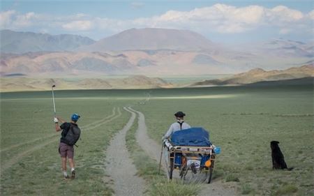 애덤 롤스턴이 몽골 초원에서 아이언 샷을 하고 있다. 사진=텔레그래프