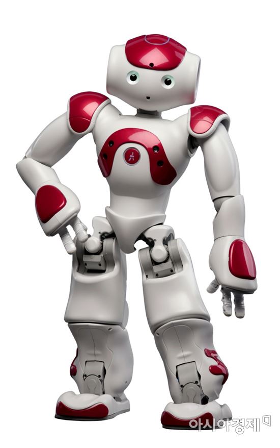 사람 닮은 AI 로봇, 국내 쇼핑매장에 첫 등장…아이들과 대화   