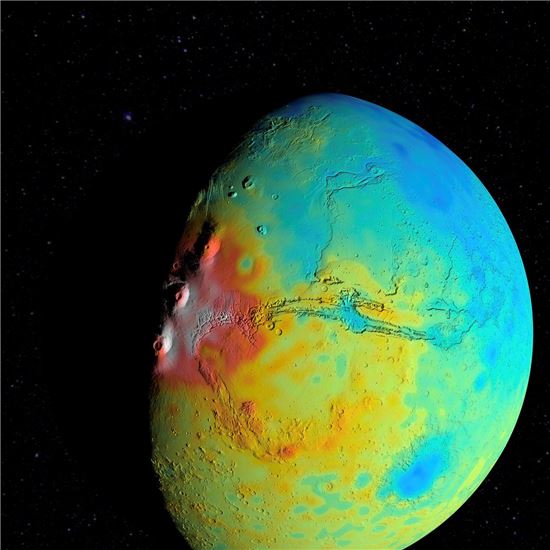▲화성의 지각이 생각보다 밀집도가 덜한 것으로 분석됐다. 더 두꺼운 지역(붉은 색)과 더 얇은 지역(푸른 색)을 보여주는 화성의 지각 지도. [사진제공=NASA/Goddard/UMBC/MIT/E. Mazarico] 
