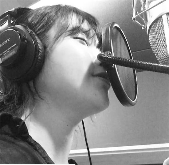 아이유 '가을아침' 공개, 네티즌들 '충격' "월요병에 만병통치약" "목소리 유려하도다"