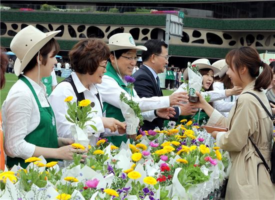 지난해 4월 27일 서울 광장에서 진행했던 `서울, 꽃으로 피다` 행사 당시 사진