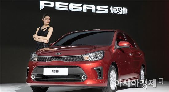 2017년 4월 중국 상하이모터쇼에서 기아차 모델이 소형 SUV 페가스를 소개하고 있다.<사진=기아차>