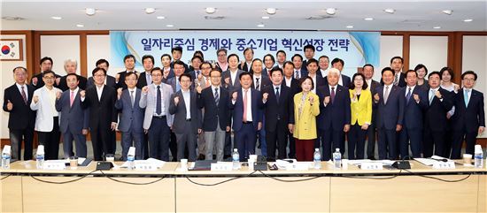18일 서울 여의도 중소기업중앙회에서 열린 '중소기업 혁신생태계확산위원회'에 참석한 중소기업계와 학계, 공공ㆍ연구기관장 등 전문가들이 기념촬영을 하고 있다. 앞줄 오른쪽 여덟번째부터 김진표 더불어민주당 의원(전 국정기획자문위원회 위원장)과 박성택 중기중앙회 회장(아홉번째) 등 참석자들이 '일자리중심 경제와 중소기업 혁신성장' 등을 위해 파이팅을 외치고 있다. 
