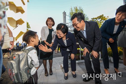 [포토]어린이들 맞이하는 김동연 경제부총리
