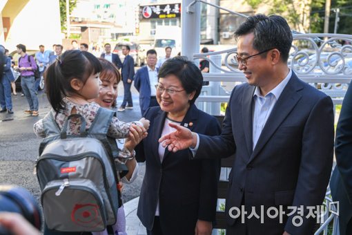 [포토]어린이집 방문한 김동연 경제부총리-정현백 여성부 장관